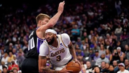 再遭小萨博尼斯完爆 31岁浓眉哥未老先衰巅峰已过